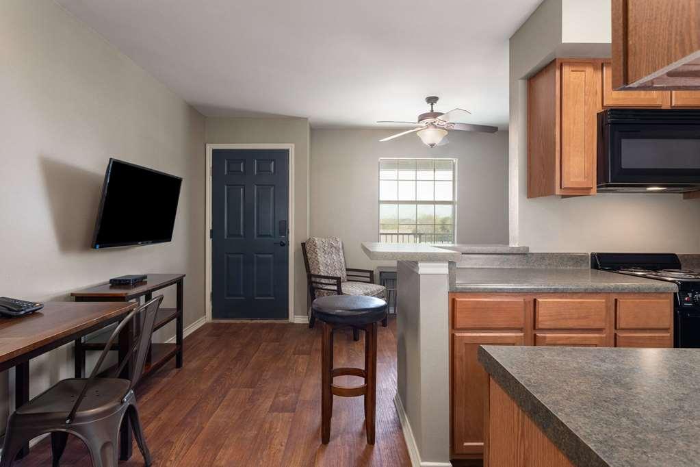 Eagle'S Den Three Rivers Texas A Travelodge By Wyndham Room photo